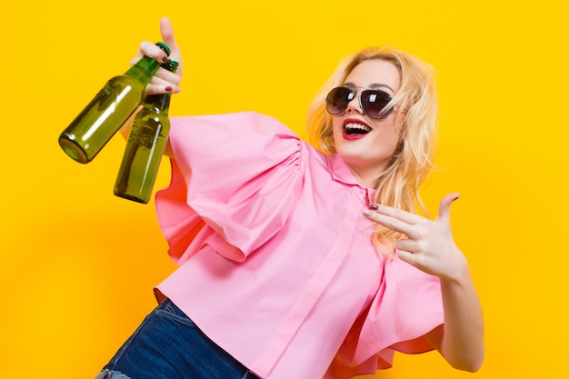 Frau in der rosa Bluse mit Sonnenbrille und Bier