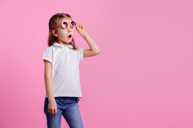 Frau in der rosa runden Sonnenbrille lokalisiert auf Rosa