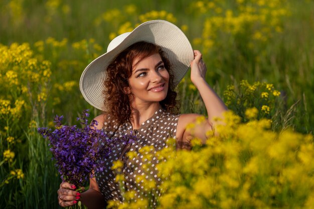 Frau in der Sommerartprovence auf der Wiese