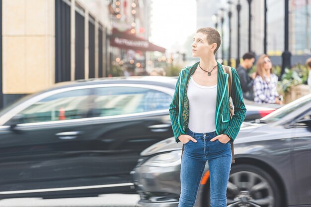 Frau in der Stadt mit unscharfen Autos