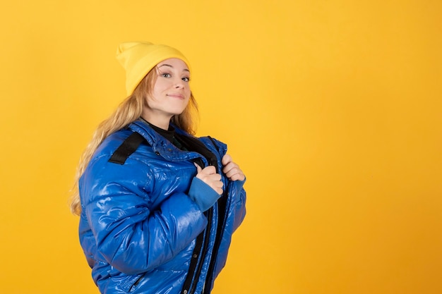 Frau in der städtischen Kleidung, gelber Hut, gelber Hintergrund, modern