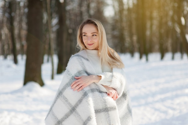 Frau in der Winterkleidung im verschneiten Park