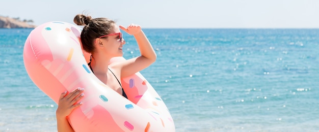 Frau in Donut aufblasbaren Ring suchen