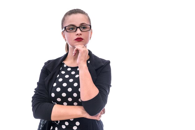 Frau in dunkler Kleidung mit Brille posiert isoliert auf weißem Hintergrund