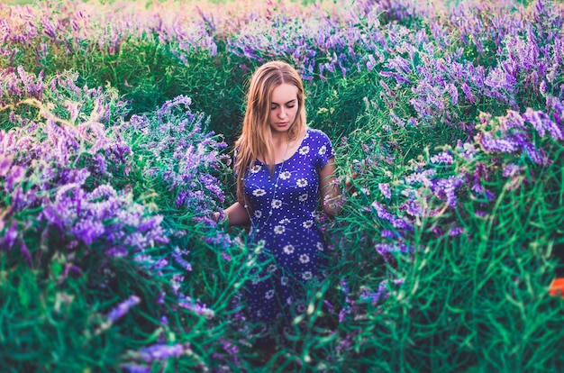 Frau in einem blauen Kleid mit Lavendel