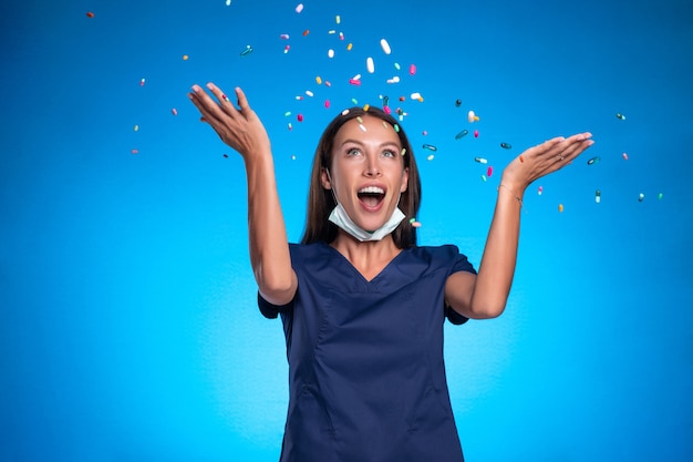 Frau in einem blauen Operationsanzug