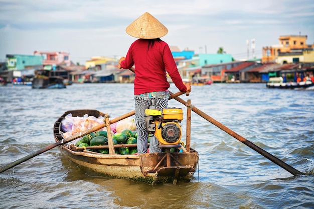 Frau in einem Boot, das Wassermelone auf dem schwimmenden Markt im Delta Mekong in Can Tho, Vietnam verkauft