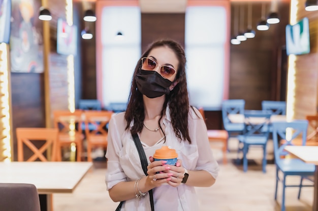 Frau in einem Café in Quarantäne. Hochwertiges Foto