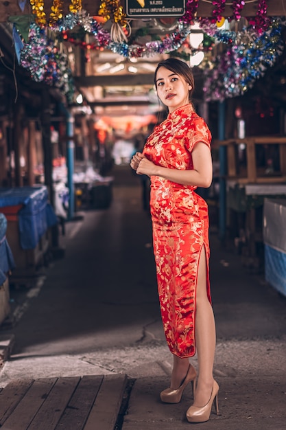 Frau in einem Cheongsam-Kleid