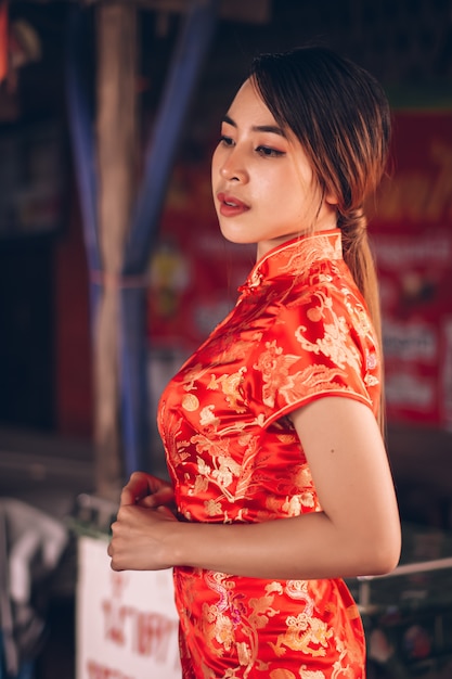 Frau in einem Cheongsam-Kleid