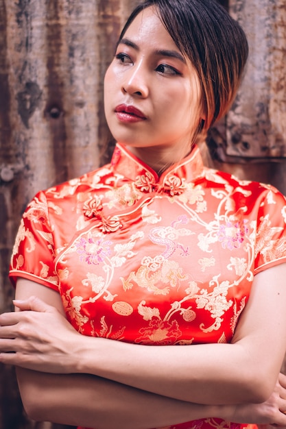 Frau in einem Cheongsam-Kleid