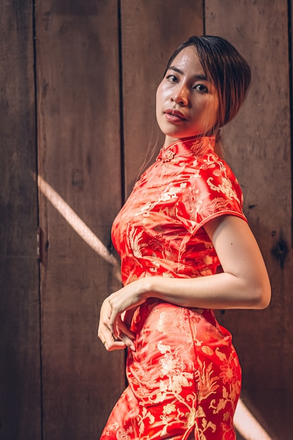 Foto frau in einem cheongsam-kleid