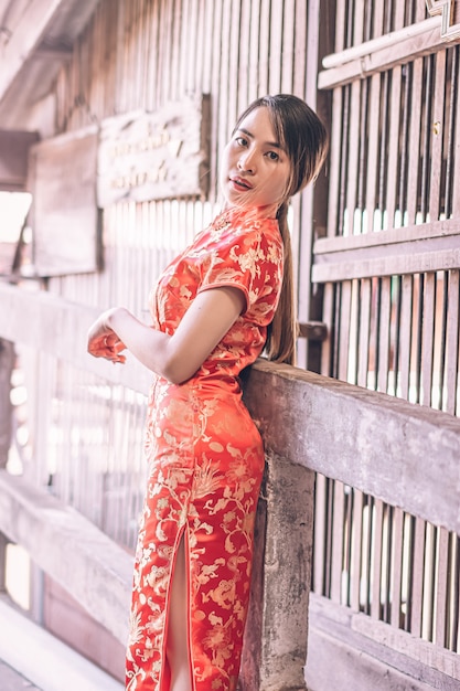 Frau in einem Cheongsam-Kleid