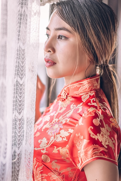 Frau in einem Cheongsam-Kleid