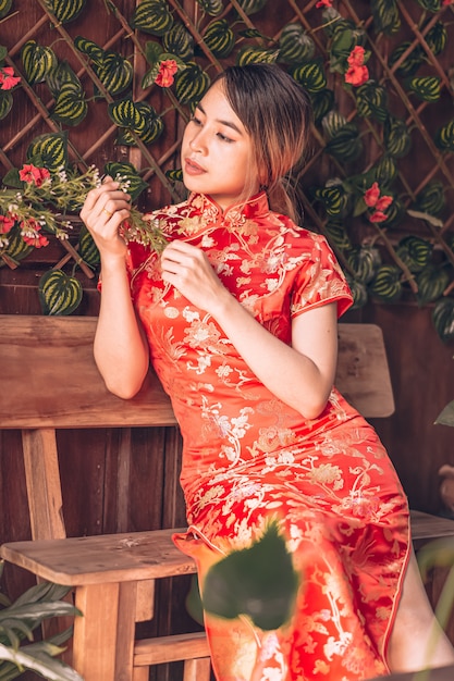 Frau in einem Cheongsam-Kleid