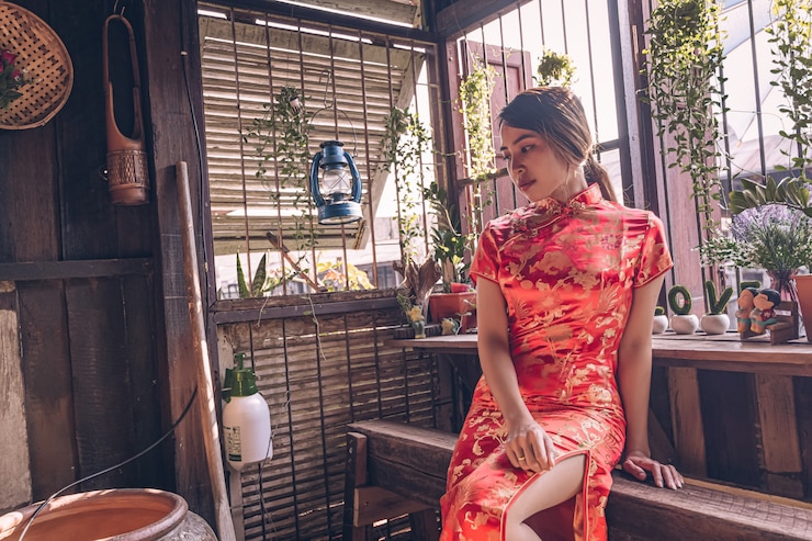 Foto frau in einem cheongsam-kleid