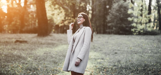 Frau in einem Herbstmantel