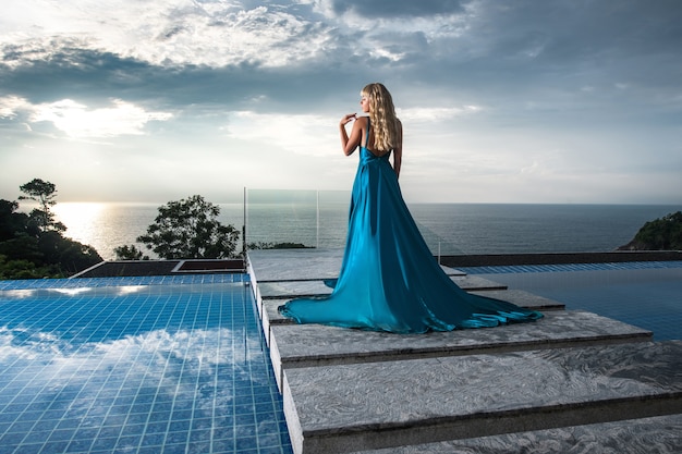 Frau in einem langen Abend blaues Kleid