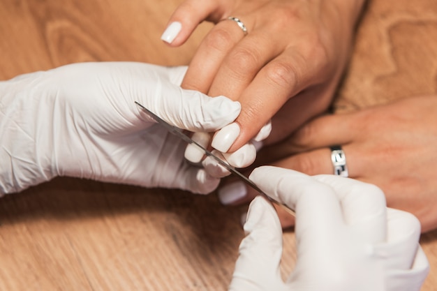 Frau in einem Nagelstudio