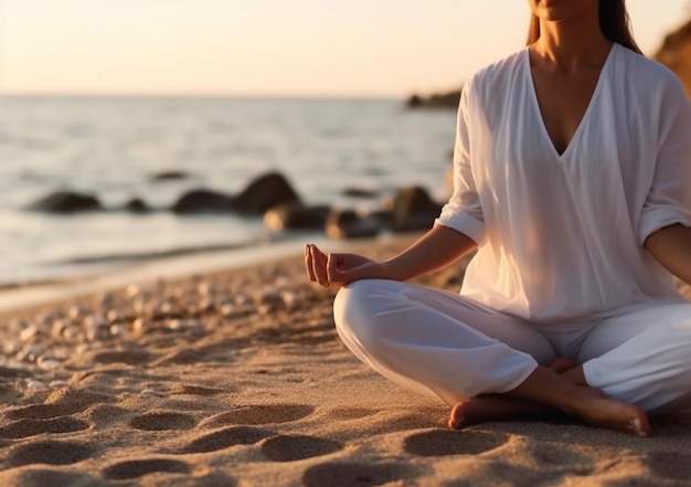 Frau in Entspannung am tropischen Strand mit Sandkörperteilen Gebräuntes Mädchen im Lotussitz, Yoga und Meditation, KI-generiert