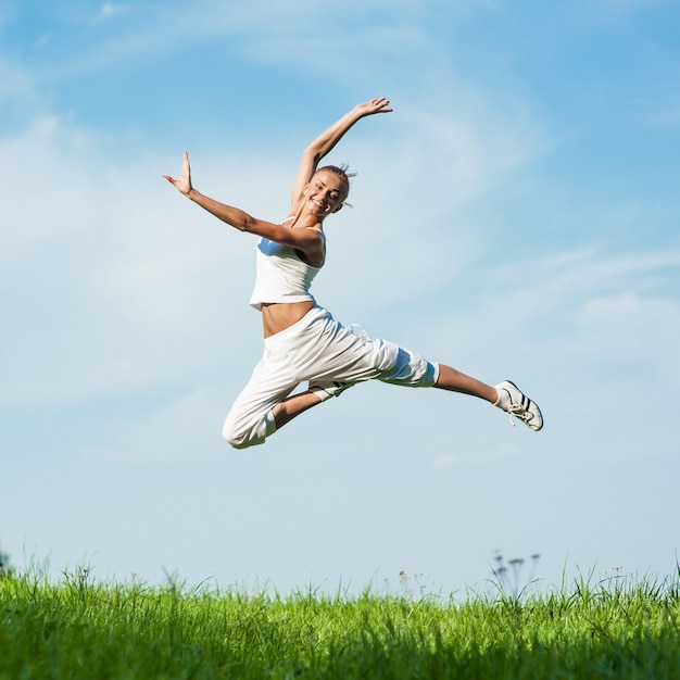 Frau in Fitness engagiert