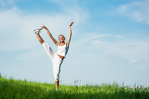 Frau in Fitness engagiert