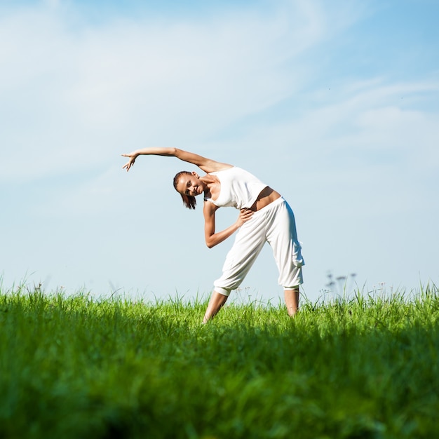 Frau in Fitness engagiert