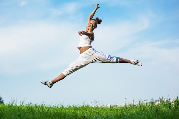 Frau in Fitness engagiert