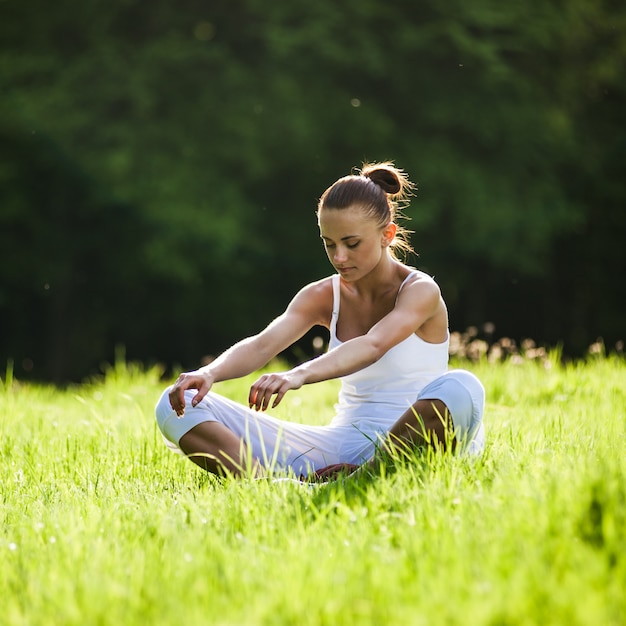 Frau in Fitness engagiert