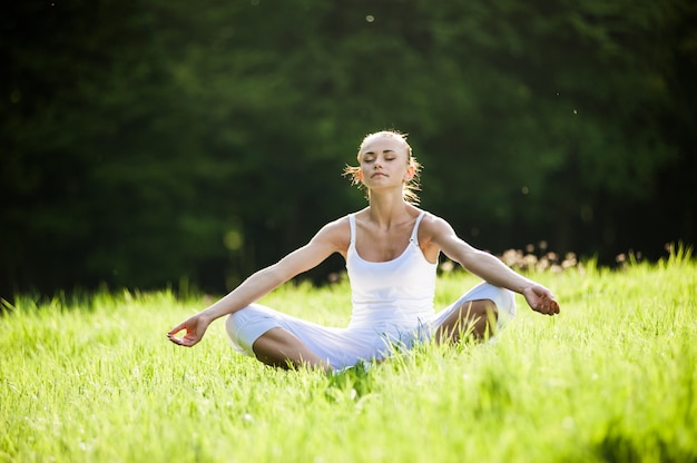 Frau in Fitness engagiert