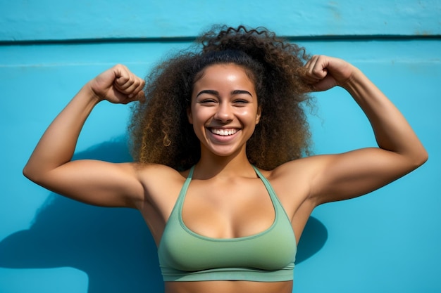 Frau in Fitnessbekleidung, die es genießt, ihren Körper zu trainieren