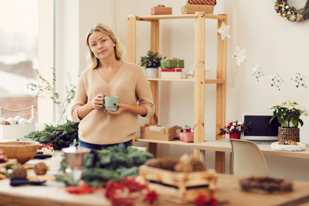 Frau in gemütlicher Weihnachtswerkstatt