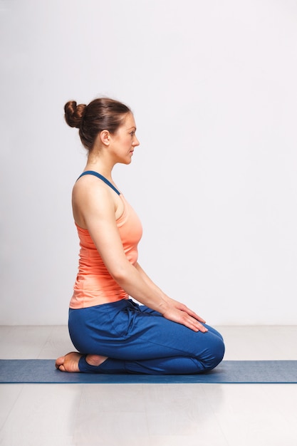 Frau in Hatha Yoga Asana Vajrasana