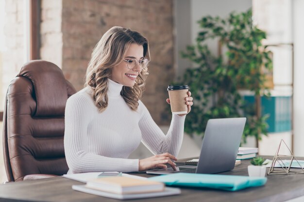 Frau in ihrem Büro arbeitet am Laptop