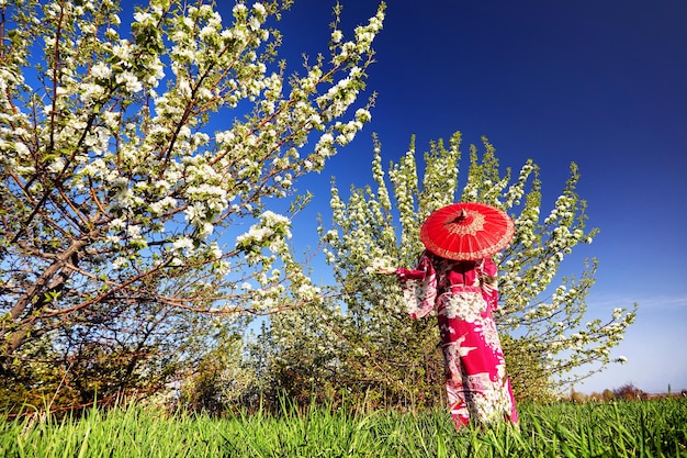 Frau in Japan-Kostüm bei Kirschblüte