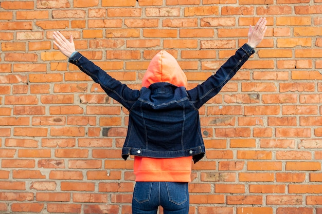 Frau in Jeansjacke und Hoodie