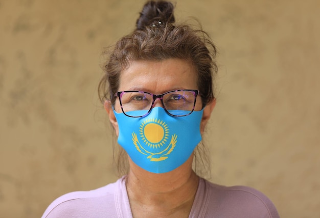 Frau in Kasachstan medizinische Maske
