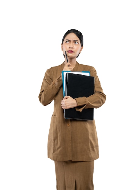 Frau in Khaki-Uniform mit einer nachdenklichen Geste beim Halten des Laptops