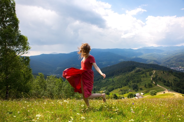 Foto frau in leinenkleid und strohhut unterwegs