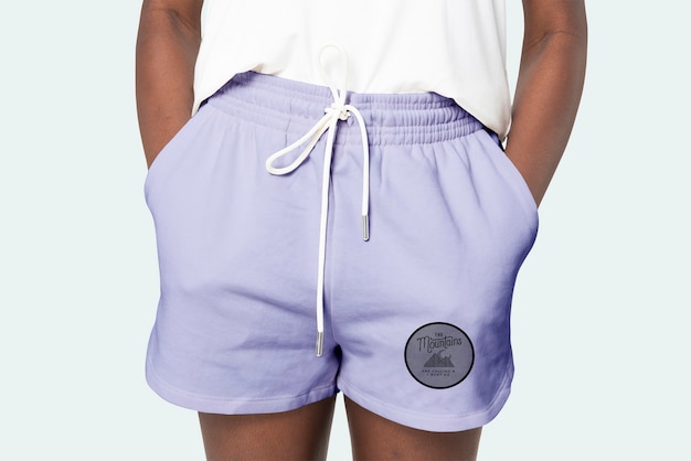Frau in lila Shorts mit Logo-Bekleidungsshooting