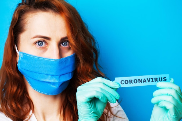 Frau in Maske und Schutzhandschuhen mit der Aufschrift Coronavirus