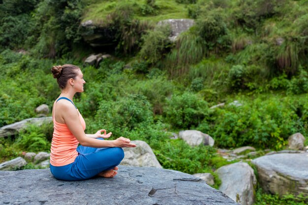 Frau in Padmasana im Freien