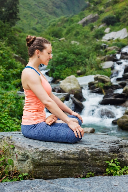 Frau in Padmasana im Freien