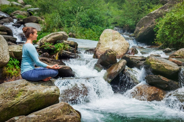 Frau in Padmasana im Freien