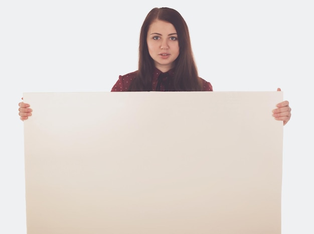 Frau in roter Bluse hält eine leere Leinwand