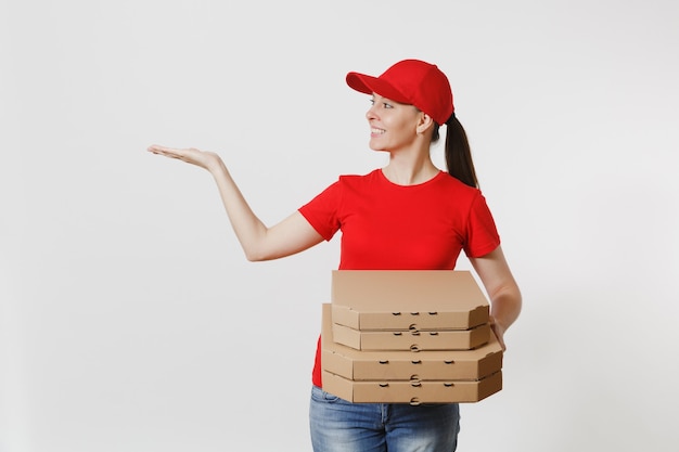 Frau in roter Mütze, T-Shirt, Essen bestellen Pizzakartons auf weißem Hintergrund. Weiblicher Pizzamann, der als Kurier oder Händler arbeitet, der italienische Pizza in Kartonflachbox hält. Lieferservice-Konzept.