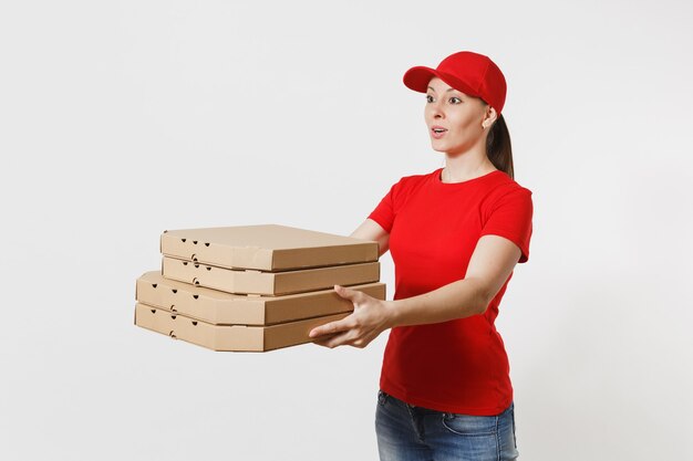 Frau in roter Mütze, T-Shirt, Essen bestellen Pizzakartons auf weißem Hintergrund. Weiblicher Pizzamann, der als Kurier oder Händler arbeitet, der italienische Pizza in Kartonflachbox hält. Lieferservice-Konzept.
