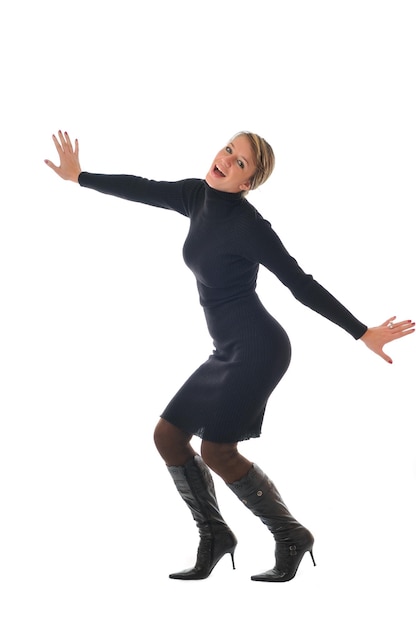 Frau in schwarzem Kleid
