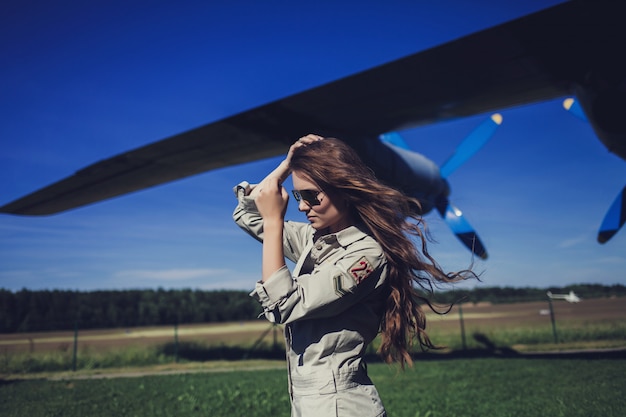 Frau in Sonnenbrillenflieger