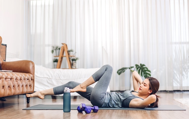 Frau in Sportbekleidung sitzen entspannen und Yoga praktizieren